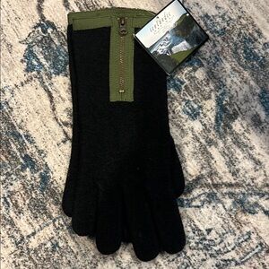 BNWT Black and Green Women’s Gloves
